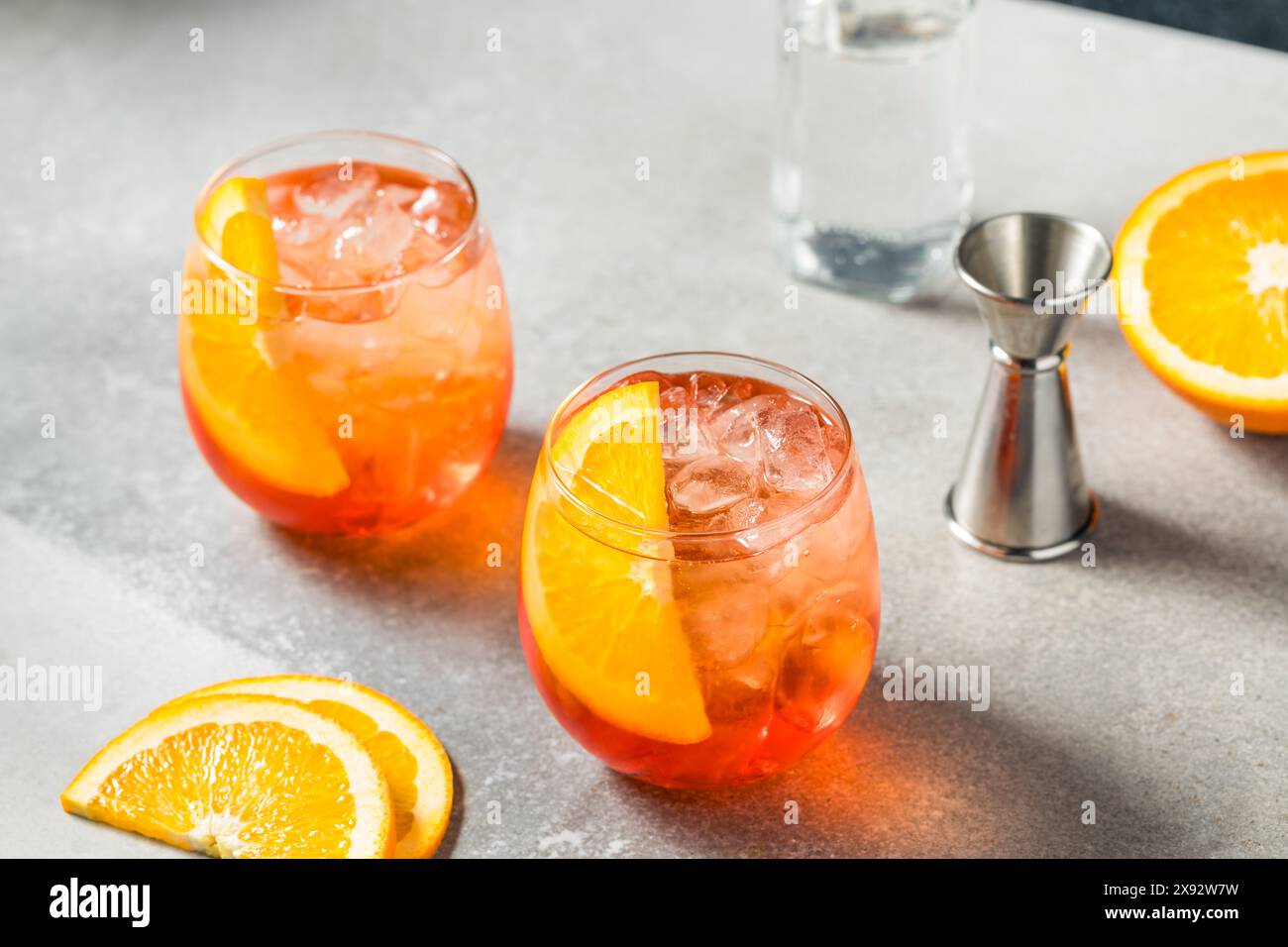 Rinfrescante cocktail italiano Aperol Spritz con una fetta di arancia Foto Stock