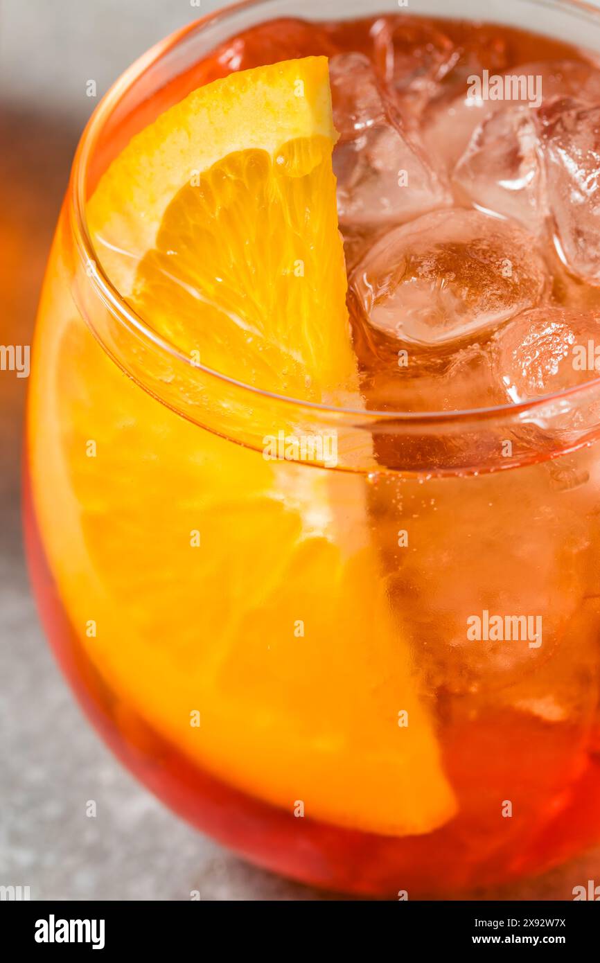 Rinfrescante cocktail italiano Aperol Spritz con una fetta di arancia Foto Stock