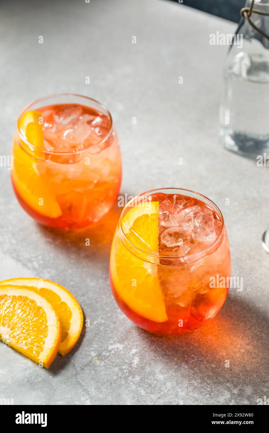 Rinfrescante cocktail italiano Aperol Spritz con una fetta di arancia Foto Stock