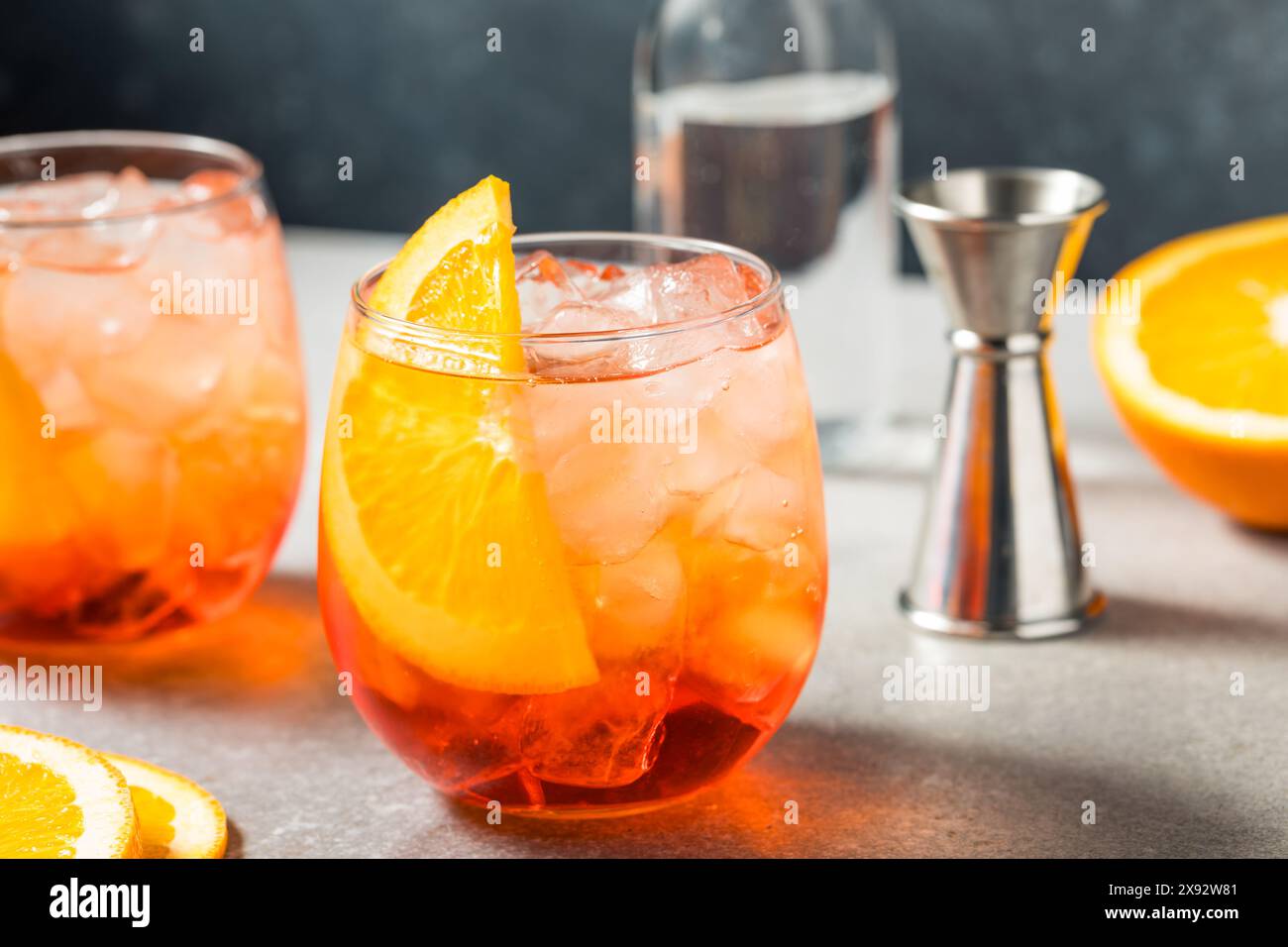 Rinfrescante cocktail italiano Aperol Spritz con una fetta di arancia Foto Stock