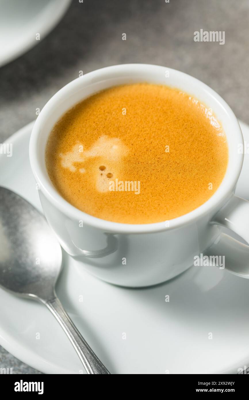 Caffè espresso italiano caldo e scuro in una tazza Foto Stock