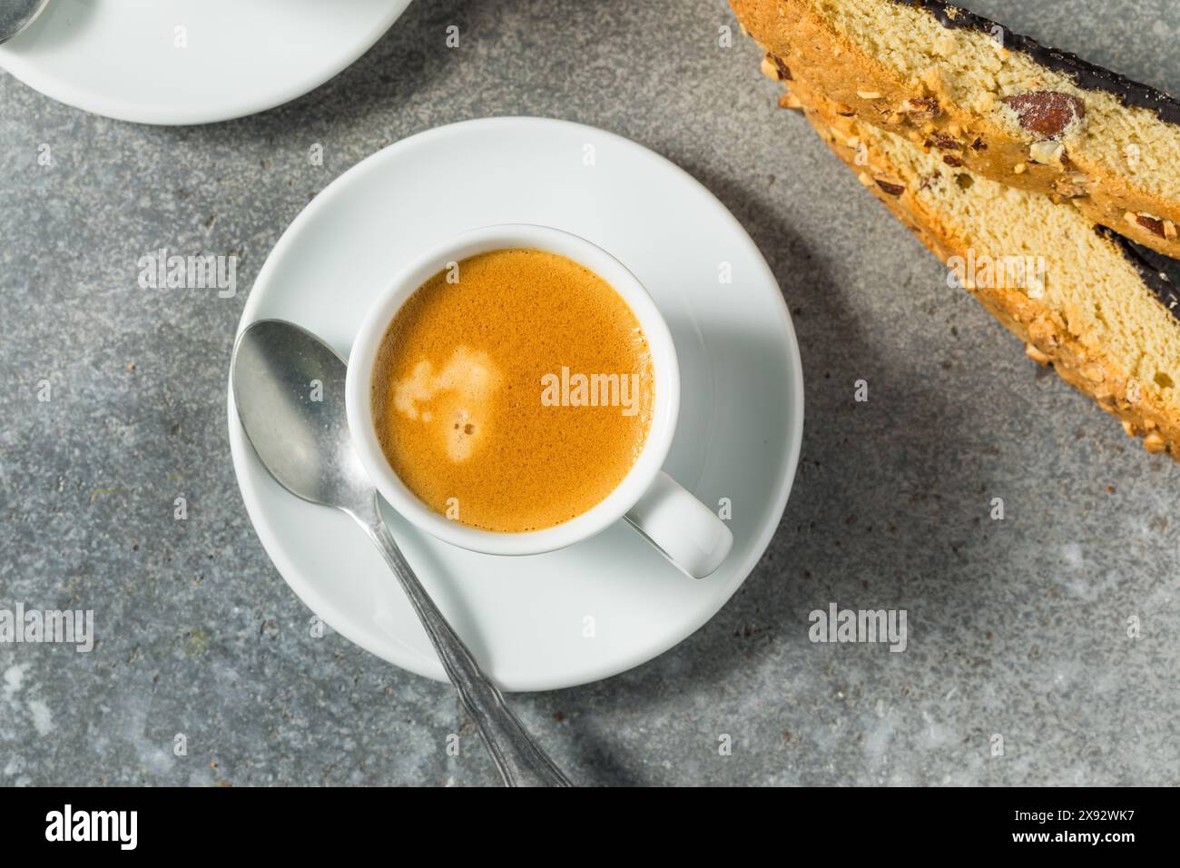 Caffè espresso italiano caldo e scuro in una tazza Foto Stock