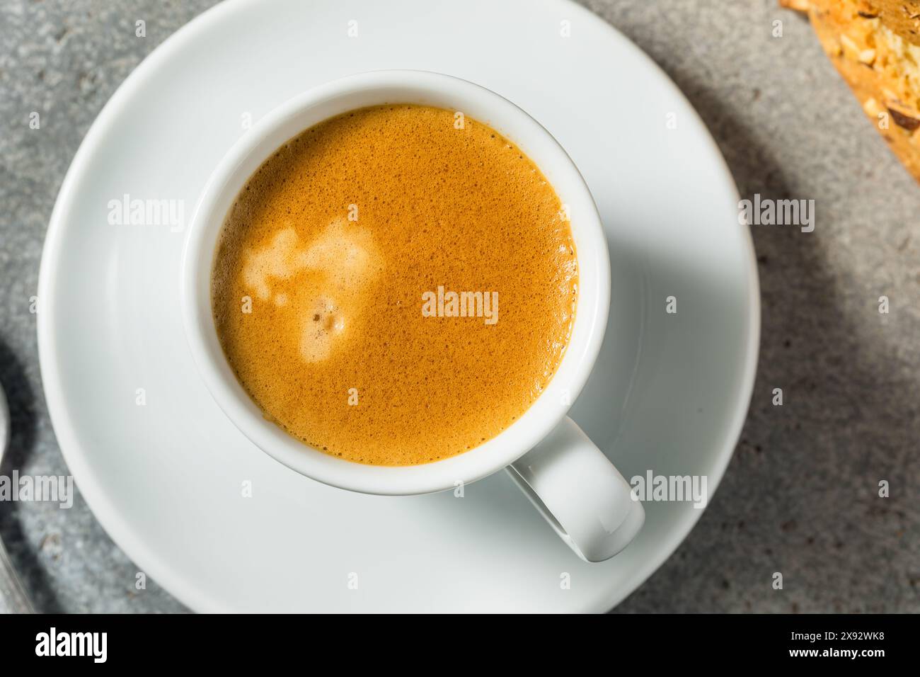 Caffè espresso italiano caldo e scuro in una tazza Foto Stock