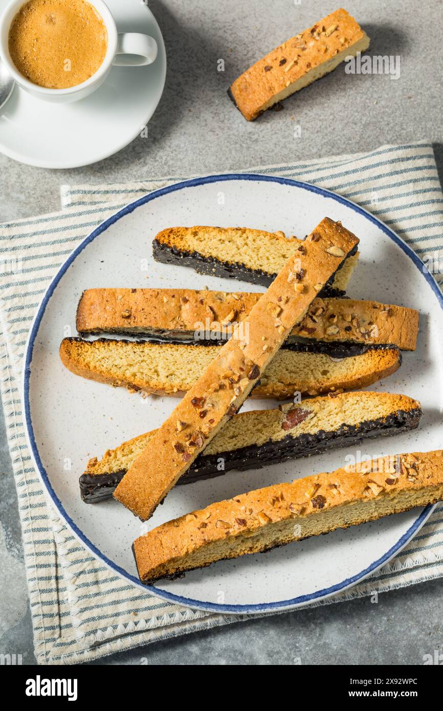 Pasta al cioccolato e biscotti alle mandorle con caffè espresso Foto Stock