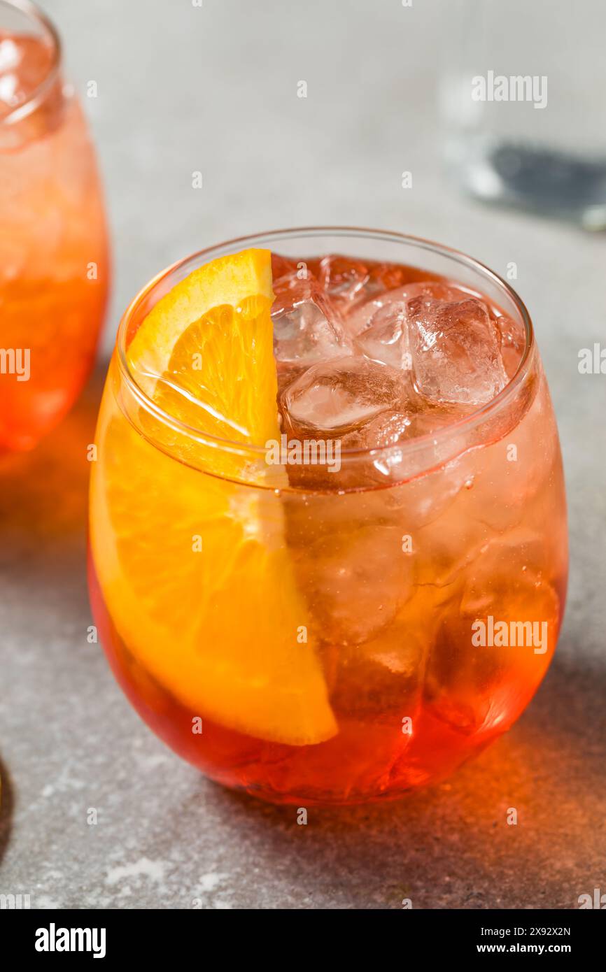 Rinfrescante cocktail italiano Aperol Spritz con una fetta di arancia Foto Stock