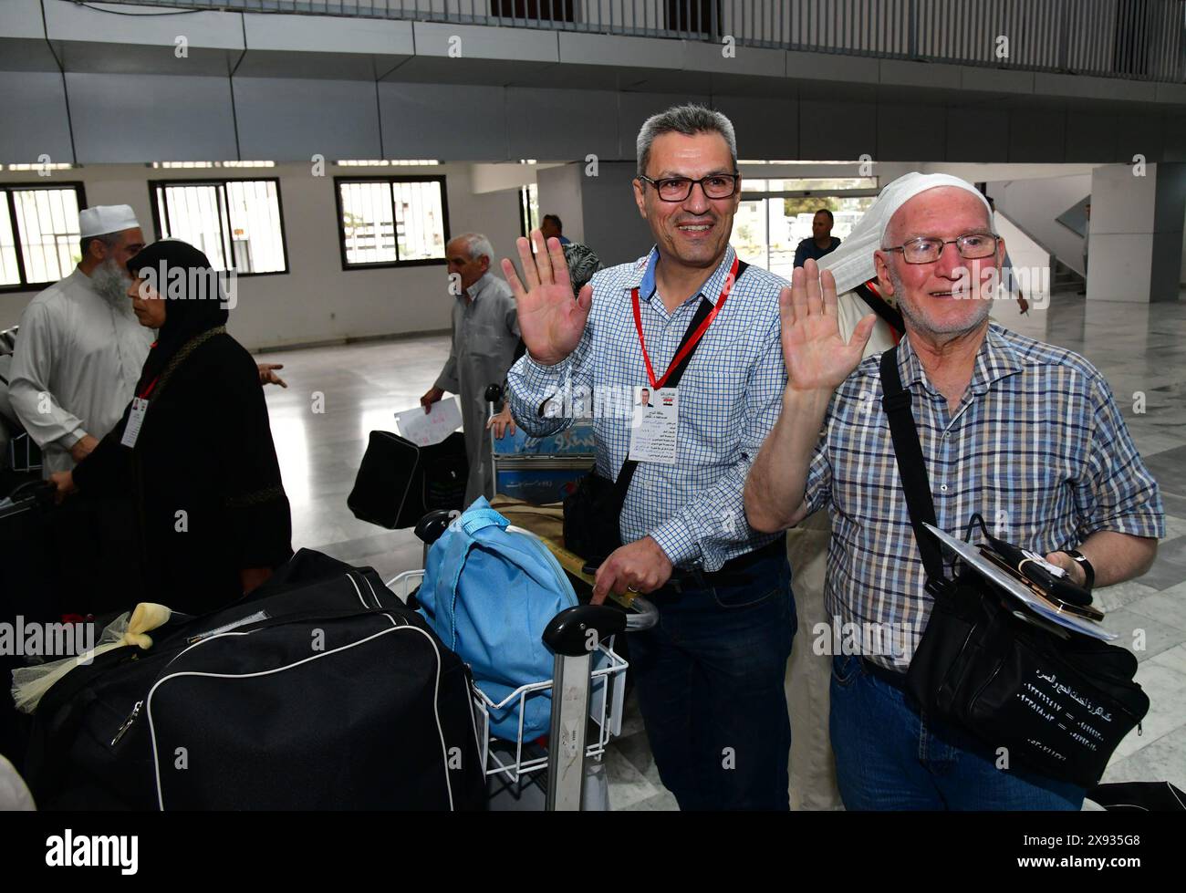 Damasco, Siria. 28 maggio 2024. I pellegrini siriani aspettano di partire all'aeroporto internazionale di Damasco a Damasco, in Siria, il 28 maggio 2024. Il primo volo che trasportava pellegrini siriani nella città saudita di Gedda per il pellegrinaggio Hajj partì da Damasco martedì, segnando la ripresa del servizio dopo una sospensione di 13 anni, ha riferito l'agenzia di stampa statale sana. Crediti: Ammar Safarjalani/Xinhua/Alamy Live News Foto Stock