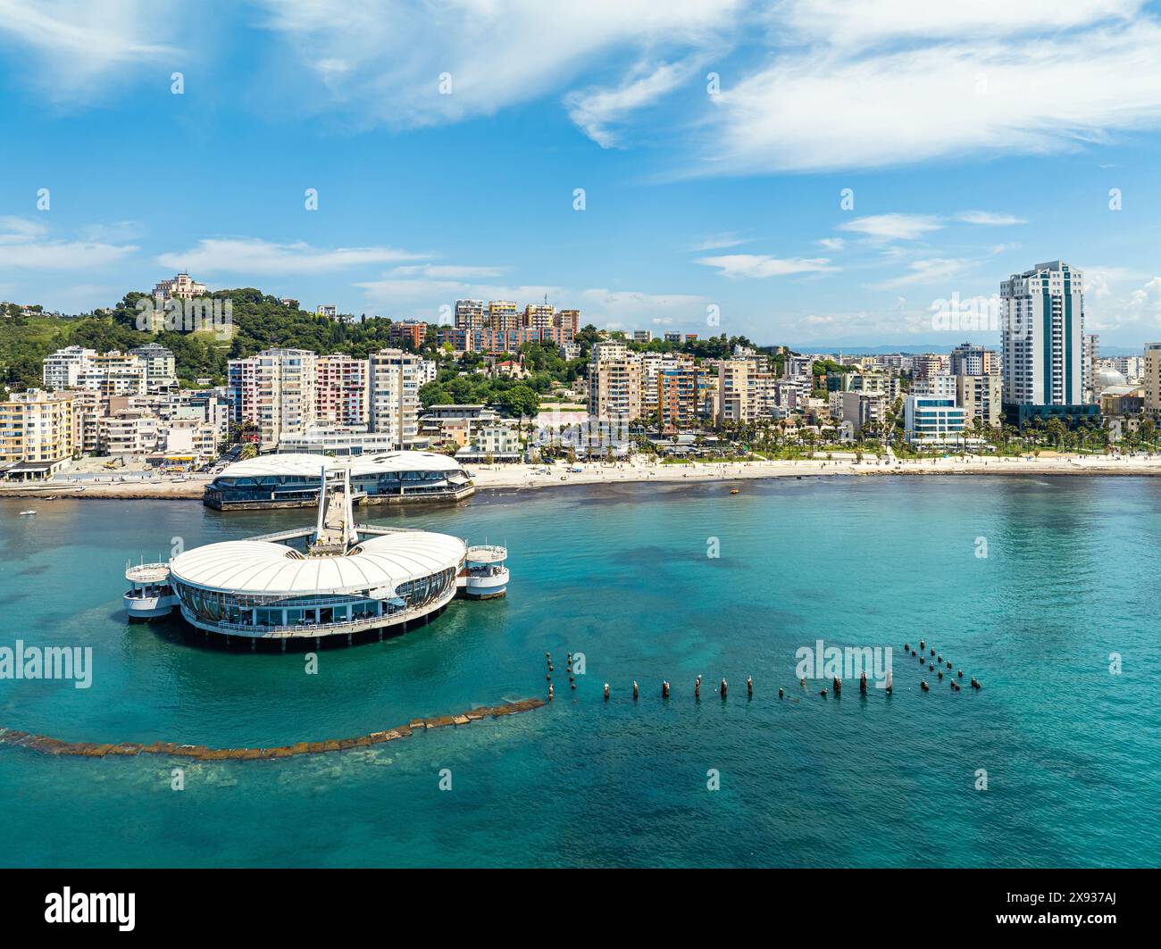 Molo a Durazzo da un drone, mare Adriatico, Albania, Europa Foto Stock