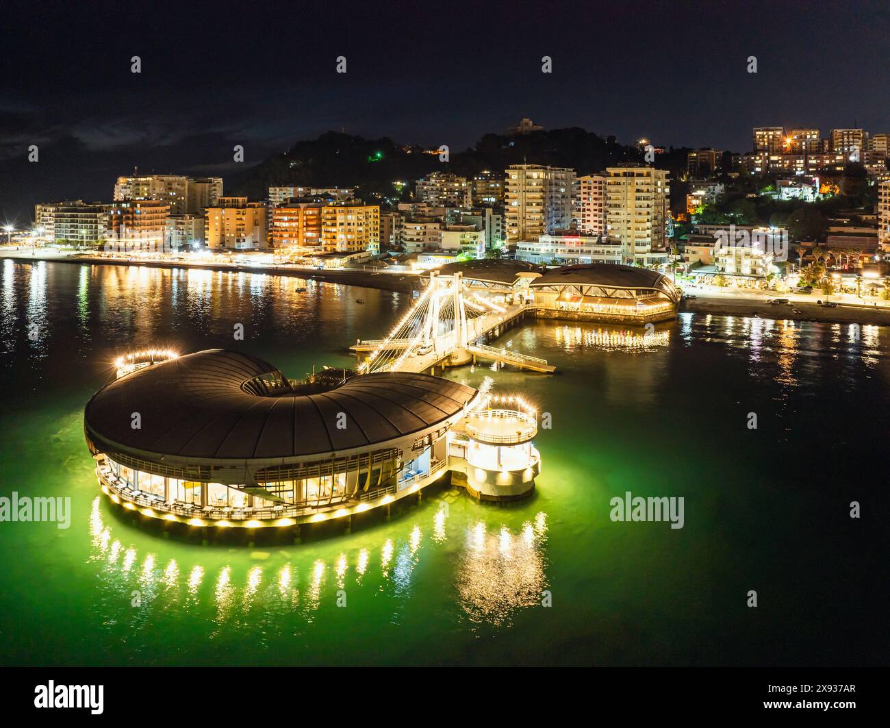 Molo e passeggiata a Durazzo da un drone di notte, mare Adriatico, Albania, Europa Foto Stock