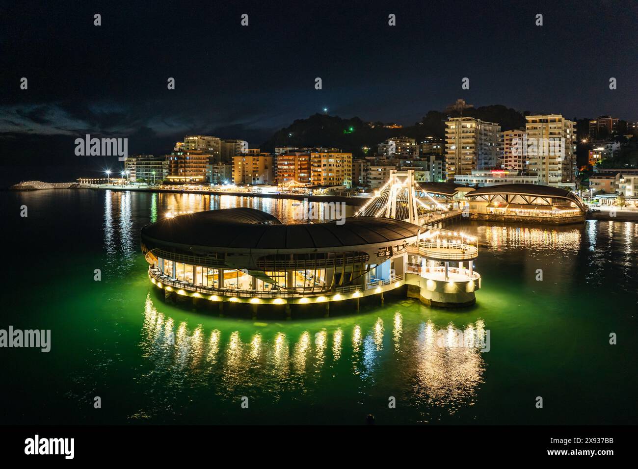 Molo e passeggiata a Durazzo da un drone di notte, mare Adriatico, Albania, Europa Foto Stock