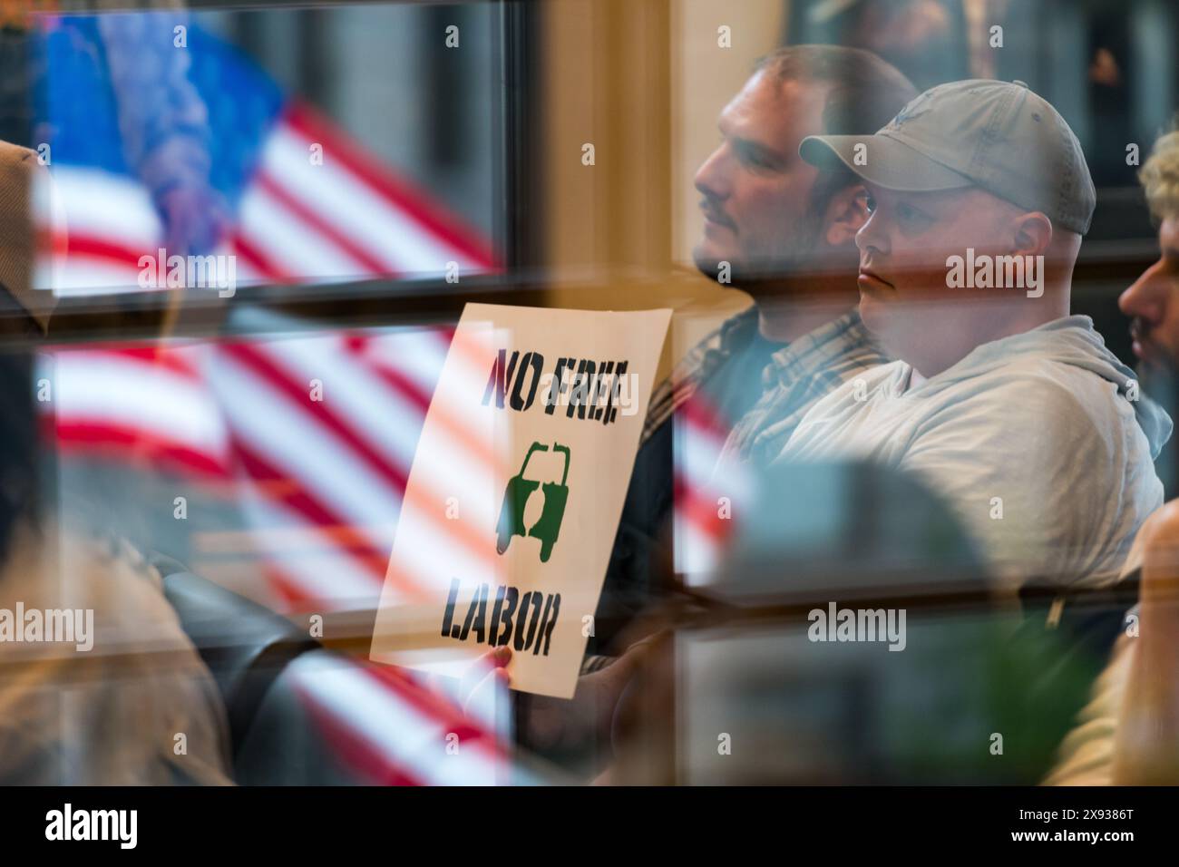 Seattle, Stati Uniti. 26 maggio 2024. Le camere del municipio sono traboccanti di cittadini preoccupati in attesa di parlare durante il commento pubblico. Il consiglio dovrebbe votare su due questioni importanti. Legislazione che bloccherebbe oltre 25 milioni di finanziamenti già previsti per la Cities Equitable Development Initiative, per lo più programmi nelle comunità biografiche. Oltre all'abrogazione della legge sul salario minimo dei lavoratori che garantisce ai lavoratori addetti alle consegne 26 dollari l'ora. Crediti: James Anderson/Alamy Live News Foto Stock