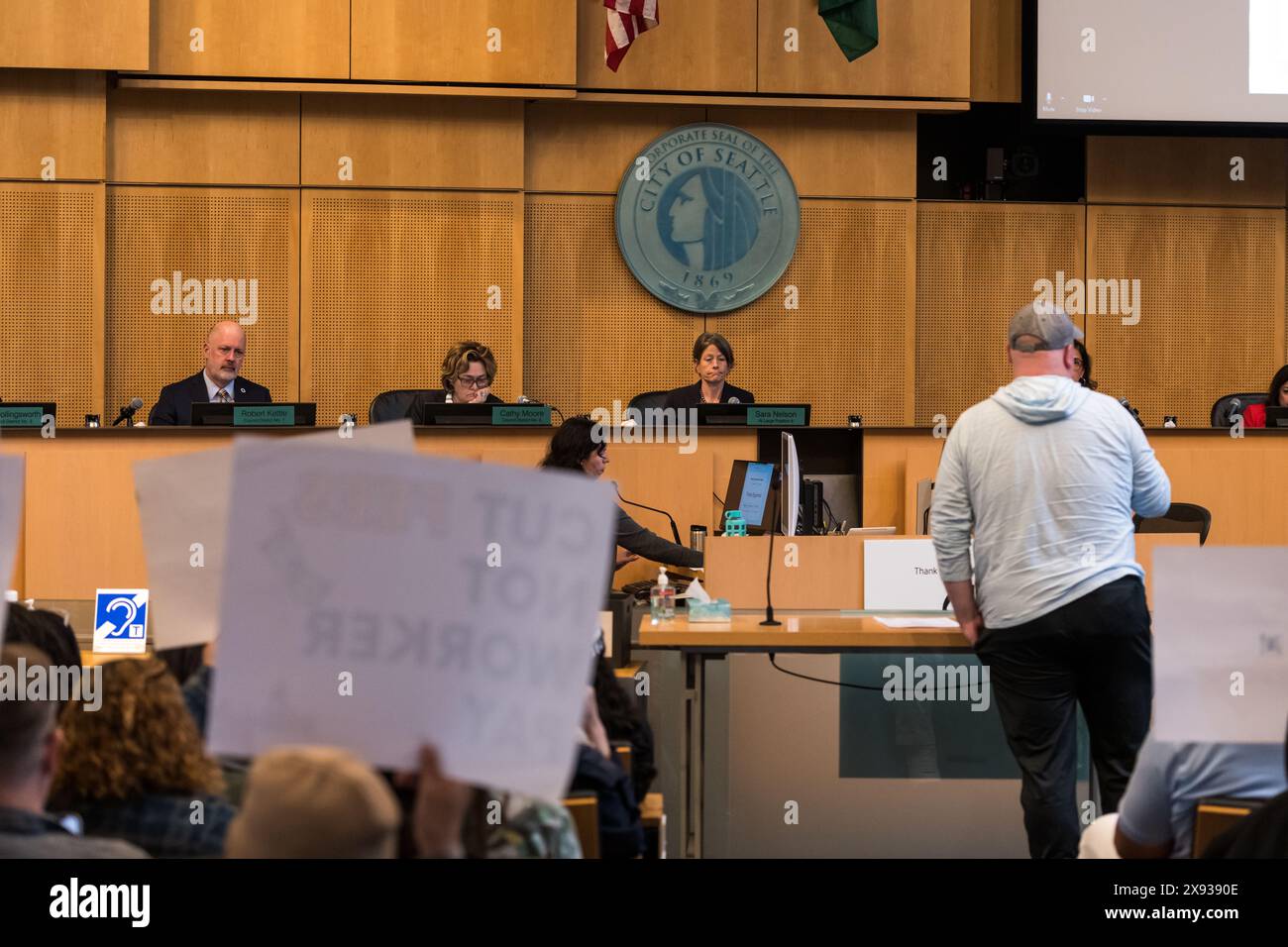 Seattle, Stati Uniti. 26 maggio 2024. Le camere del municipio sono traboccanti di cittadini preoccupati in attesa di parlare durante il commento pubblico. Il consiglio dovrebbe votare su due questioni importanti. Legislazione che bloccherebbe oltre 25 milioni di finanziamenti già previsti per la Cities Equitable Development Initiative, per lo più programmi nelle comunità biografiche. Oltre all'abrogazione della legge sul salario minimo dei lavoratori che garantisce ai lavoratori addetti alle consegne 26 dollari l'ora. Crediti: James Anderson/Alamy Live News Foto Stock