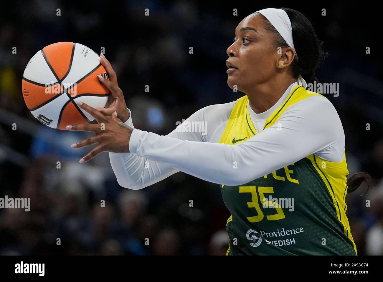 Seattle Storm guard Victoria Vivians passes the ball during the first half of the team's WNBA basketball game against the Chicago Sky, Tuesday, May 28, 2024, in Chicago. (AP Photo/Erin Hooley) Foto Stock