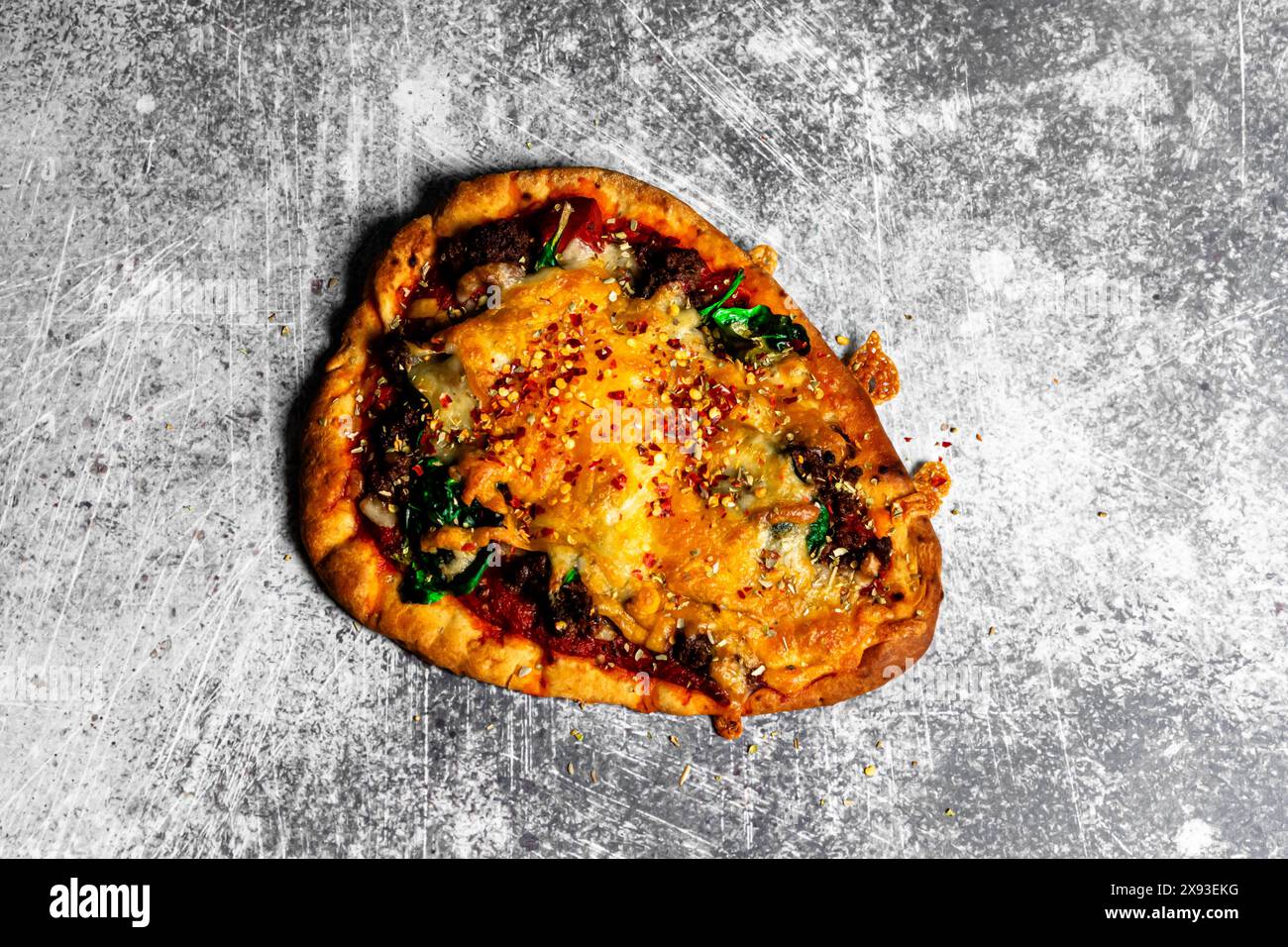 Pizza sana fatta in casa con spazio negativo (spazio di copia) intorno ad essa. Foto Stock