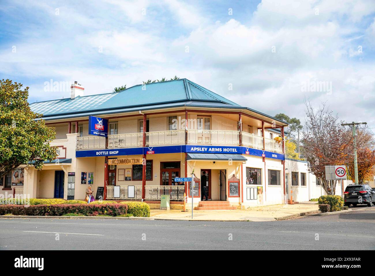 Walcha, nel nuovo Galles del Sud, bar e pub dell'Apsley Arms Hotel in questa città di campagna a nord degli altopiani che vende birra Tooheys, New South Wales, Australia Foto Stock