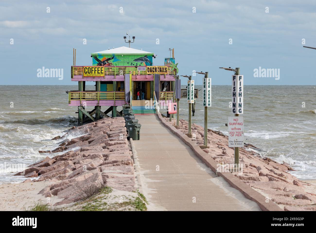 Pelicans e il bar Shark al 61st Street Fishing Pier sulla costa del Golfo del Texas a Galveston, Texas Foto Stock