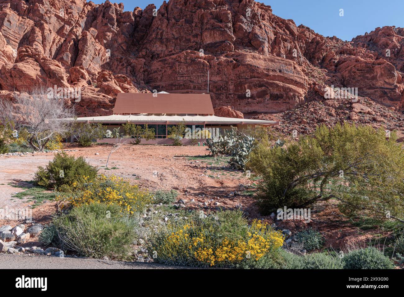 Centro visitatori alla base di grandi formazioni rocciose rosse nel Valley of Fire State Park, vicino a Overton, Nevada Foto Stock
