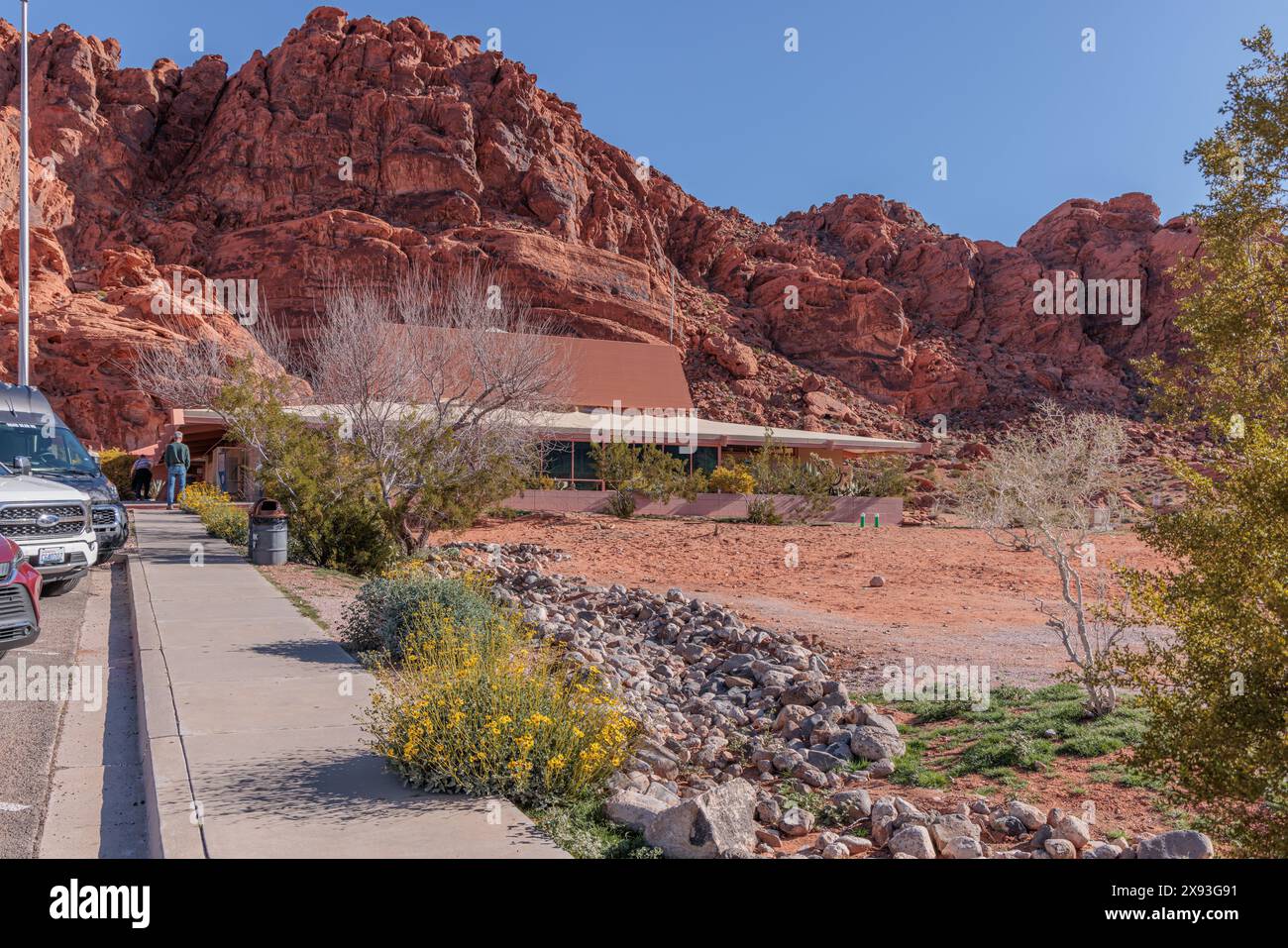 Centro visitatori alla base di grandi formazioni rocciose rosse nel Valley of Fire State Park, vicino a Overton, Nevada Foto Stock