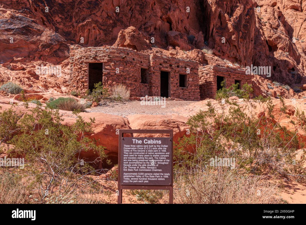 Sign racconta la storia delle cabine costruite dal Civilian Conservation Corps negli anni '1930 nel Valley of Fire State Park vicino a Overton, Nevada Foto Stock