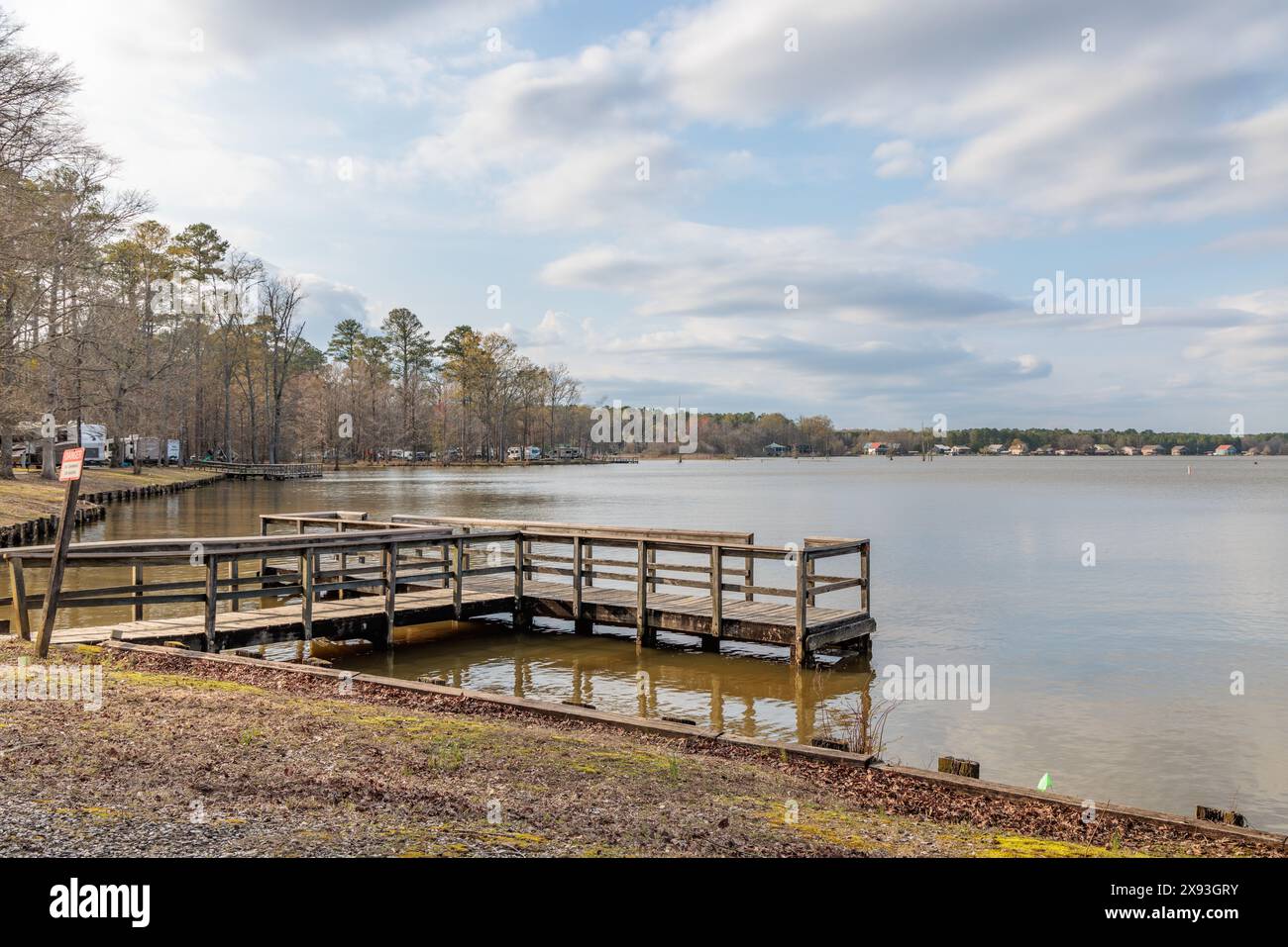 Attracco delle barche lungo la riva del lago Aberdeen, sezione del canale Tennessee-Tombigbee vicino ad Aberdeen, Mississippi Foto Stock