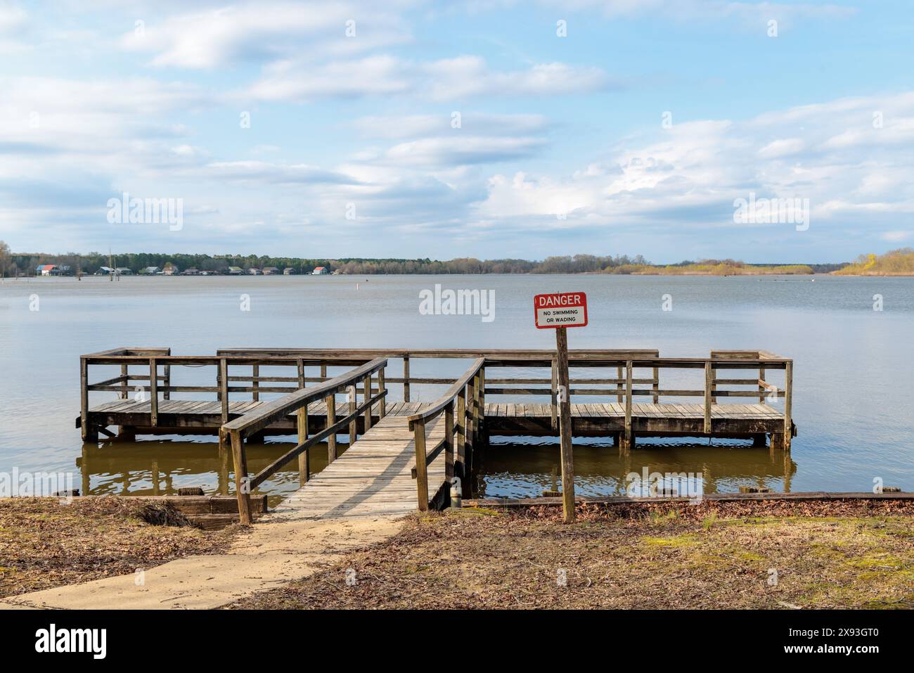 Attracco delle barche lungo la riva del lago Aberdeen, sezione del canale Tennessee-Tombigbee vicino ad Aberdeen, Mississippi Foto Stock