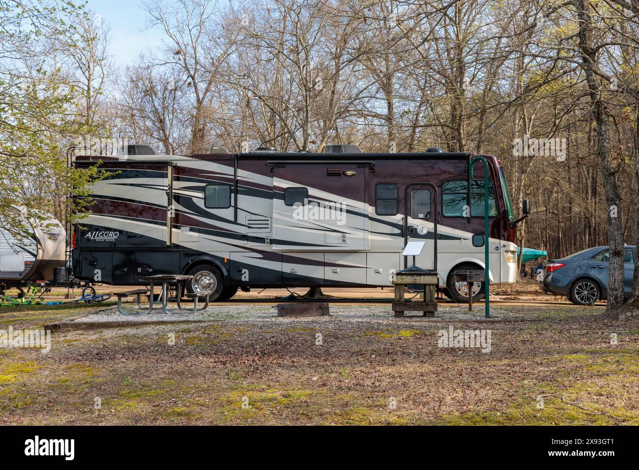 Camper con antenna Starlink al Blue Bluff Campground vicino Aberdeen, Mississippi Foto Stock