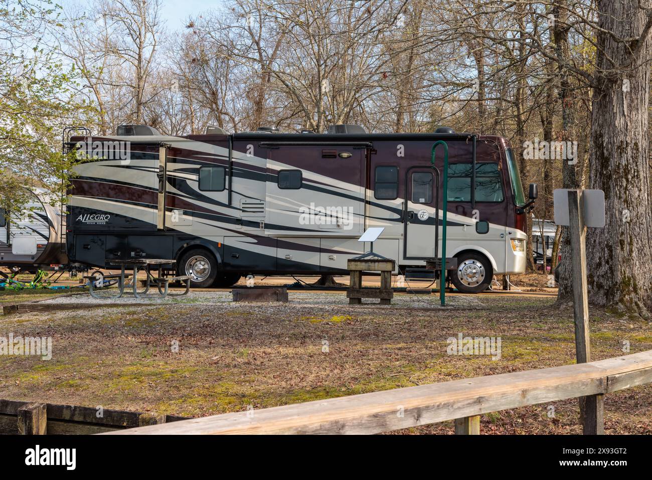 Camper con antenna Starlink al Blue Bluff Campground vicino Aberdeen, Mississippi Foto Stock