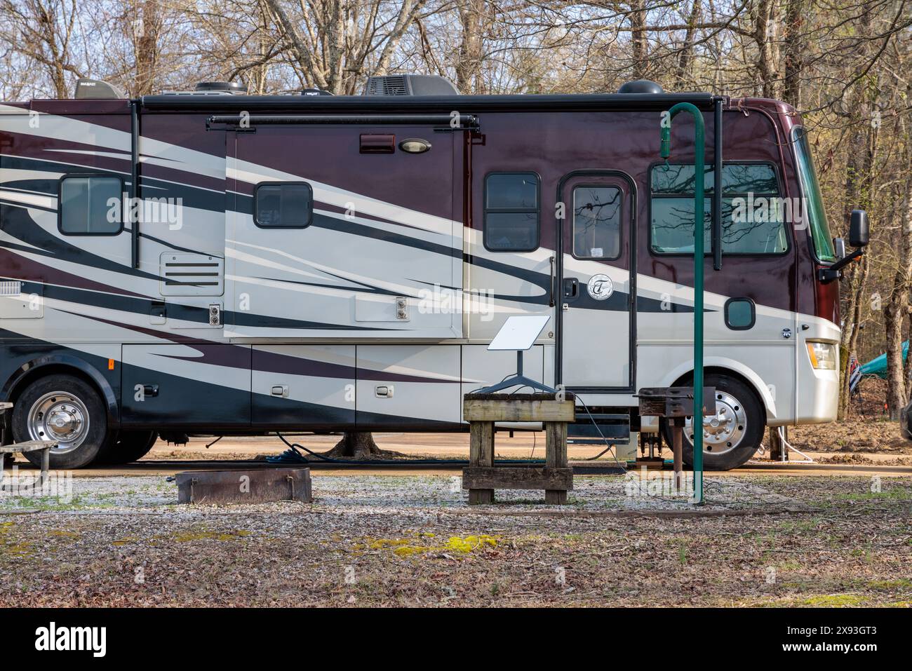 Camper con antenna Starlink al Blue Bluff Campground vicino Aberdeen, Mississippi Foto Stock