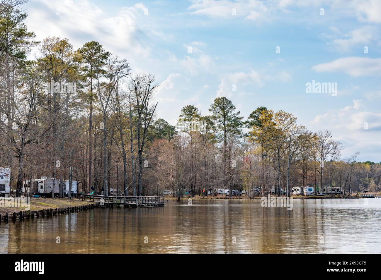 Numerosi campeggiatori nel Corps of Engineers Blue Bluff Campground vicino Aberdeen, Mississippi Foto Stock