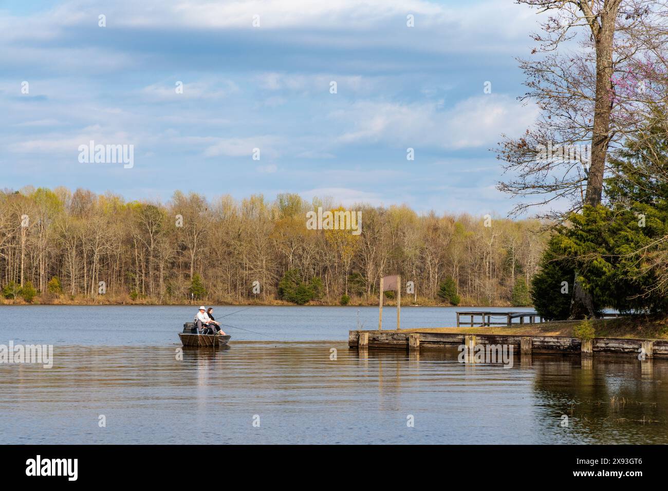 Coppia che pesca da una barca lungo la riva del lago Aberdeen sul canale Tennessee-Tombigbee vicino Aberdeen, Mississippi Foto Stock