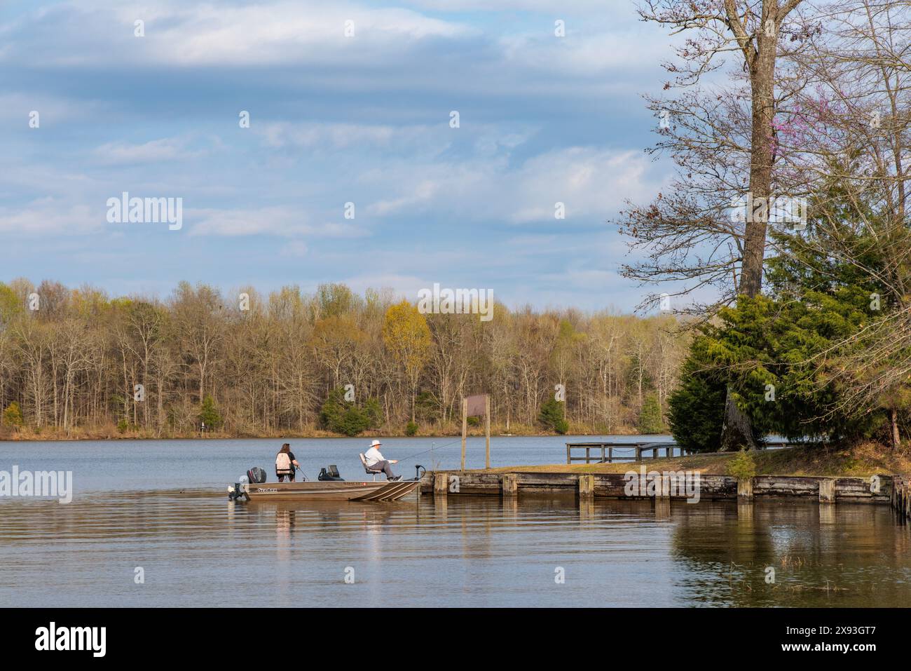 Coppia che pesca da una barca lungo la riva del lago Aberdeen sul canale Tennessee-Tombigbee vicino Aberdeen, Mississippi Foto Stock