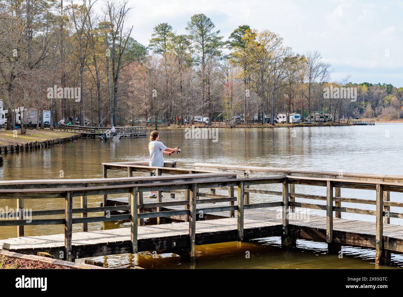 Giovane pescatore maschio da un molo sul lago Aberdeen, sezione del canale Tennessee-Tombigbee vicino ad Aberdeen, Mississippi Foto Stock