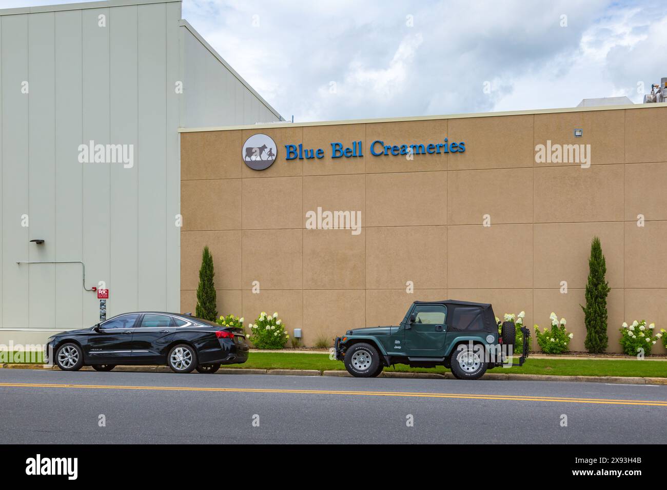 Auto parcheggiate all'esterno del Blue Bell Creameries Country Store e della gelateria a Sylacauga, Alabama Foto Stock