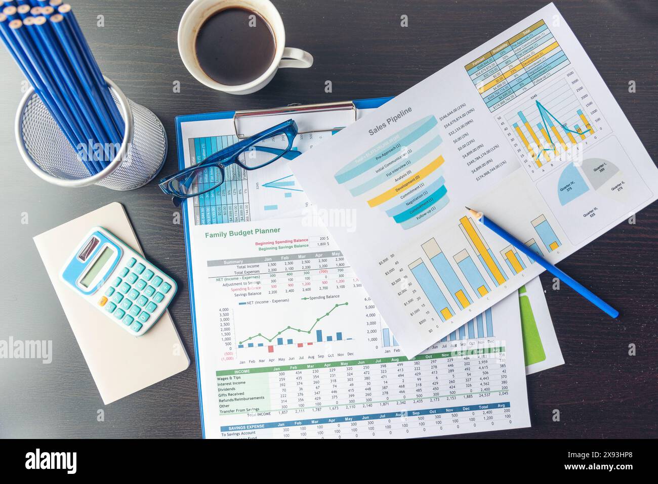 Foglio di calcolo Excel stat analisi aziendali grafico statistico con grafico e numero di dati tabella nel database dei grafici. Le mani del commercialista puntano a prim Foto Stock