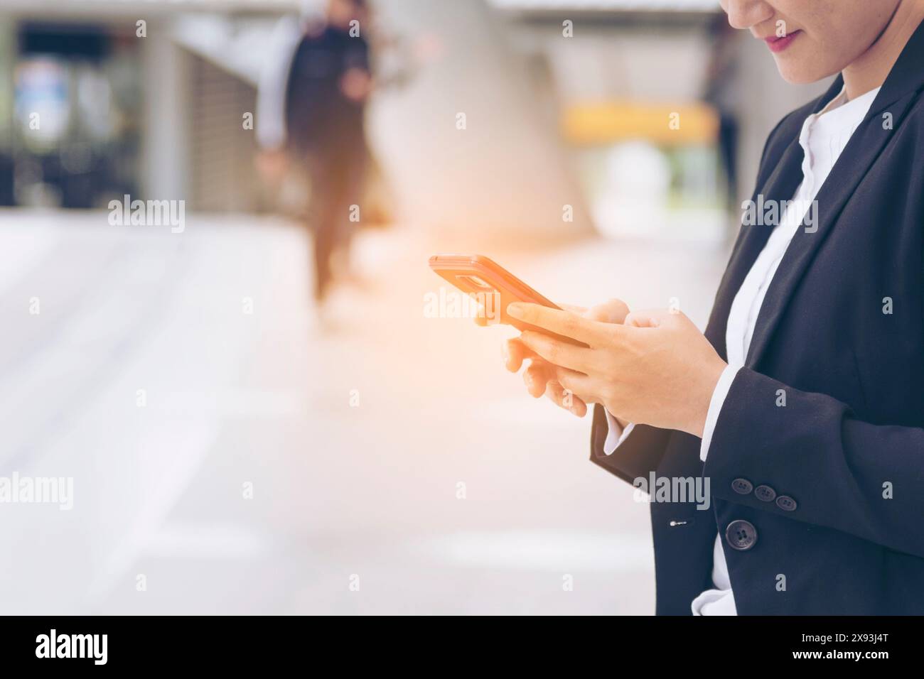 Donna asiatica che usa lo smartphone che legge i social media online che fanno shopping online sito web su smartphone con la faccia del sorriso. Felicità donna asiatica che tiene il cellfone Foto Stock