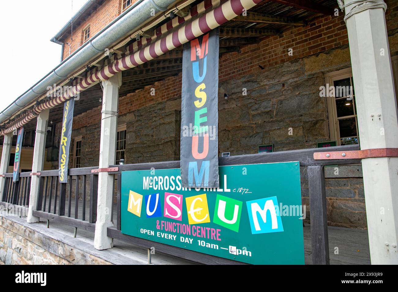 Il centro di Uralla e l'edificio del museo McCrossins Mill, uno dei molti edifici storici di questa città del nuovo Galles del Sud, Australia Foto Stock