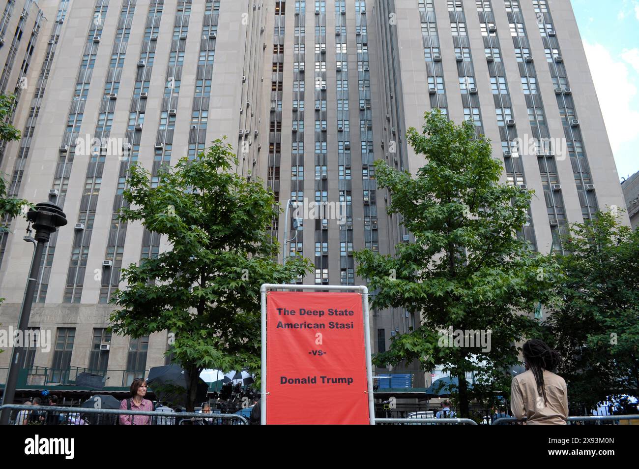 Un cartello che esprime un'opinione è visto fuori dalla Manhattan Criminal Court. L'ex presidente degli Stati Uniti Donald Trump ha partecipato al processo alla Manhattan Criminal Court dopo essere stato accusato di falsificare i documenti aziendali per nascondere i pagamenti di denaro effettuati per coprire gli affari extraconiugali di Trump. Trump è accusato a New York di 34 capi di accusa di falsificare i documenti aziendali. Gli argomenti finali del processo sono iniziati martedì 28 maggio. Il processo è il primo processo penale di un ex presidente degli Stati Uniti. (Foto di Jimin Kim/SOPA Images/Sipa USA) Foto Stock