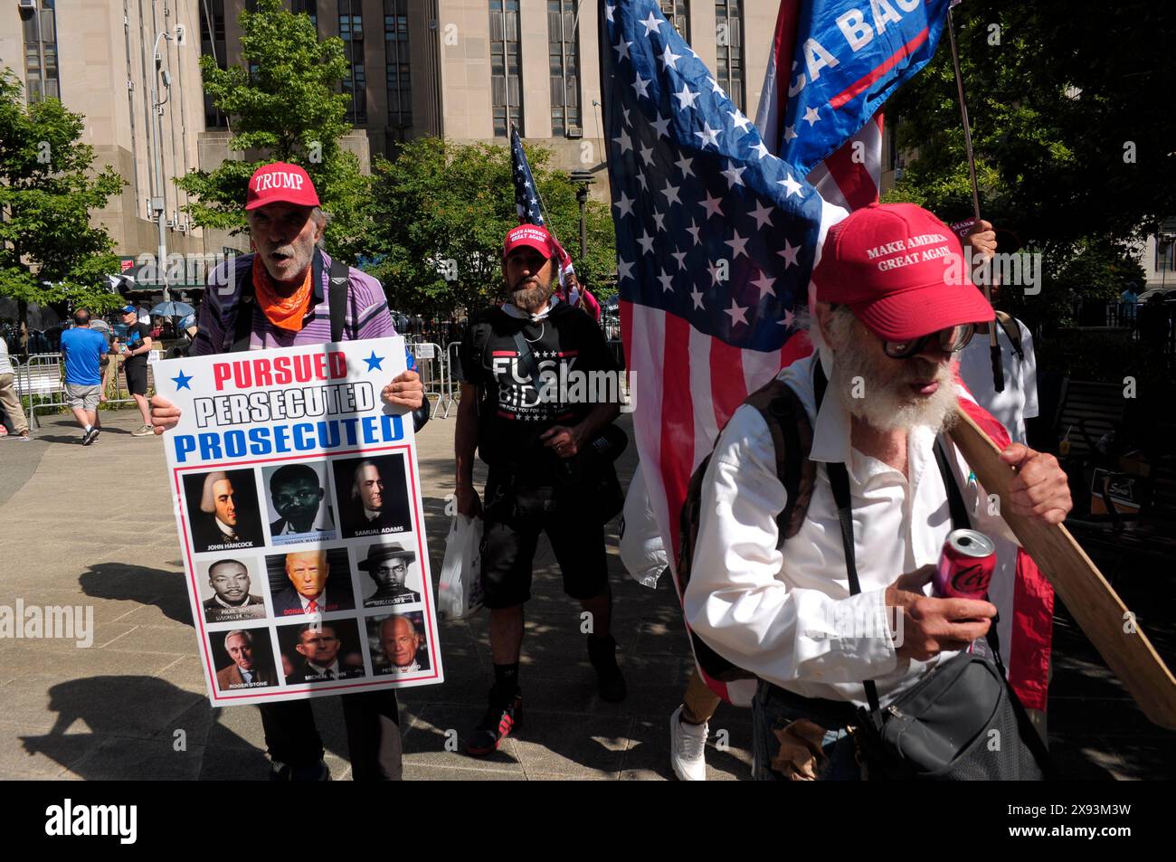 I manifestanti pro-Trump portano la bandiera americana e cartelli che esprimono opinioni al di fuori della Corte penale di Manhattan. L'ex presidente degli Stati Uniti Donald Trump ha partecipato al processo alla Manhattan Criminal Court dopo essere stato accusato di falsificare i documenti aziendali per nascondere i pagamenti di denaro effettuati per coprire gli affari extraconiugali di Trump. Trump è accusato a New York di 34 capi di accusa di falsificare i documenti aziendali. Gli argomenti finali del processo sono iniziati martedì 28 maggio. Il processo è il primo processo penale di un ex presidente degli Stati Uniti. Foto Stock