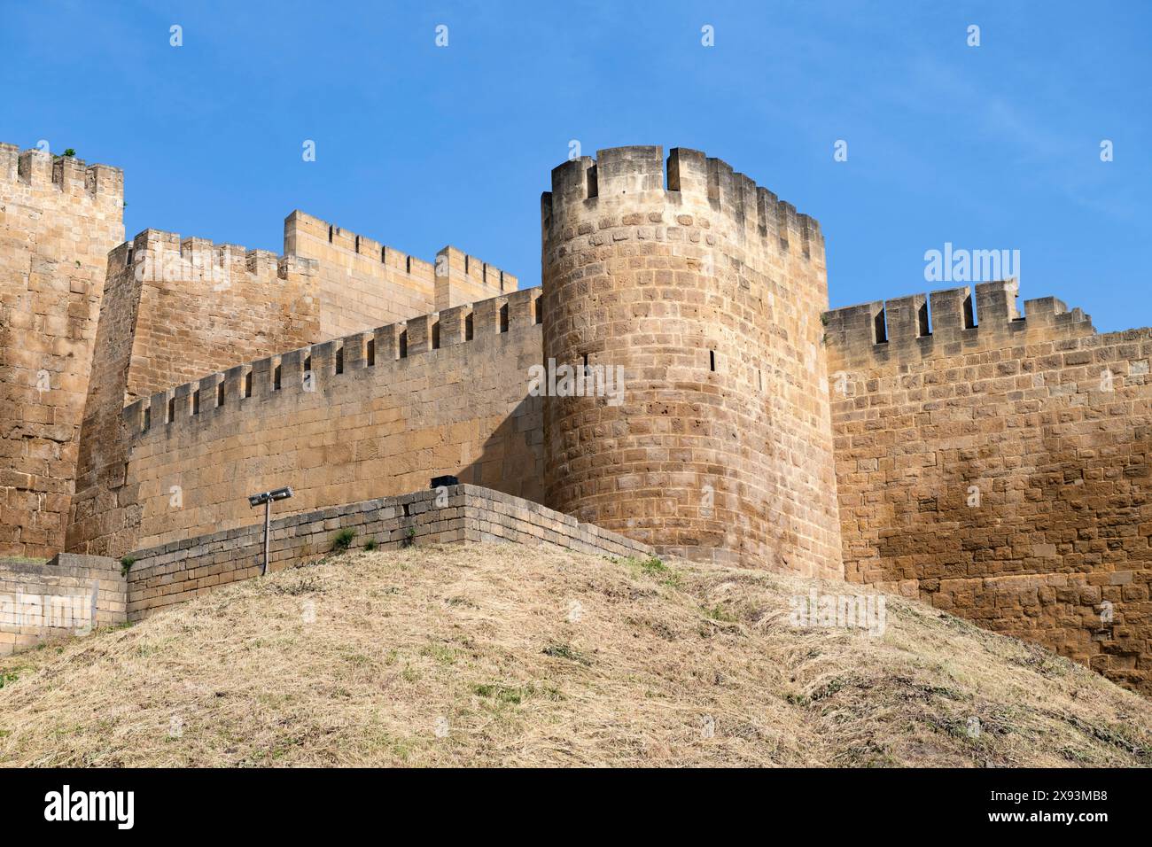 Frammento delle fortificazioni difensive dell'antica fortezza di Naryn-Kala in una giornata di sole. Derbent, Repubblica del Daghestan, Russia Foto Stock