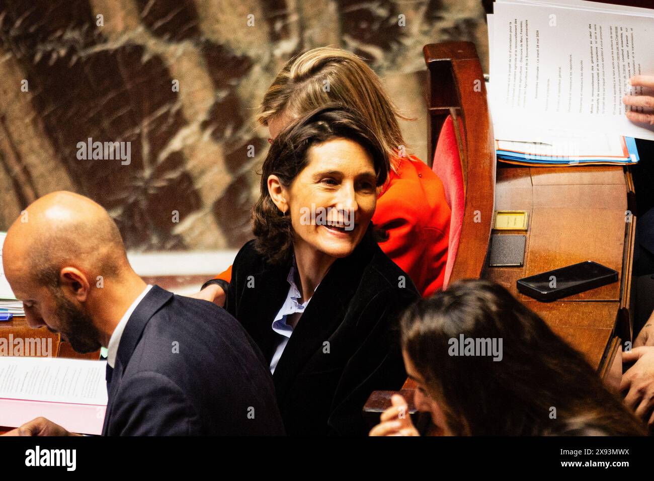 Parigi, Francia. 28 maggio 2024. Amélie Oudéa-Castéra, ministro dello sport e dei Giochi olimpici e paraolimpici, visto nel corso delle interrogazioni rivolte al governo durante la sessione dell'Assemblea nazionale. Una sessione settimanale di interrogatori sul governo francese si svolge nell'Assemblea Nazionale al Palais Bourbon di Parigi. (Foto di Telmo Pinto/SOPA Images/Sipa USA) credito: SIPA USA/Alamy Live News Foto Stock