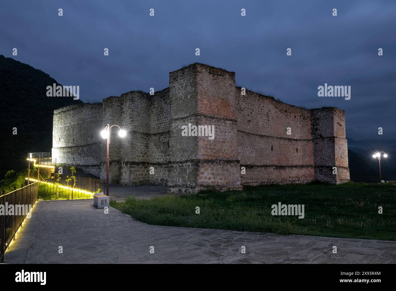 Antica "Fortezza dei sette Fratelli e una sorella" al crepuscolo serale. Huchni. Repubblica del Daghestan, Russia Foto Stock