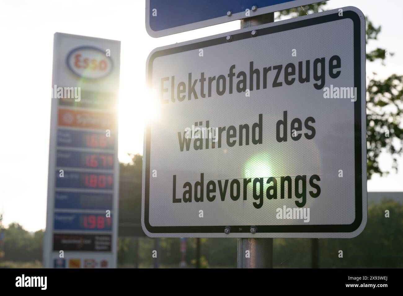 Dresda, Germania. 29 maggio 2024. Un cartello per le auto elettriche presso una stazione di ricarica presso una stazione di rifornimento. In futuro, i conducenti di auto elettriche dovranno disporre di stazioni di ricarica più veloci nelle stazioni di rifornimento. Secondo i piani del governo tedesco, le grandi catene di stazioni di servizio in Germania saranno obbligate a costruire stazioni di ricarica rapida in futuro. Il Gabinetto federale intende avviare un corrispondente emendamento alla legge mercoledì. Crediti: Sebastian Kahnert/dpa/Alamy Live News Foto Stock