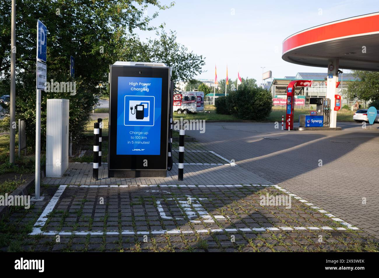 Dresda, Germania. 29 maggio 2024. Stazione di ricarica per auto elettriche presso una stazione di rifornimento. In futuro, i conducenti di auto elettriche dovranno disporre di stazioni di ricarica più veloci nelle stazioni di rifornimento. Secondo i piani del governo tedesco, le grandi catene di stazioni di servizio in Germania saranno obbligate a costruire stazioni di ricarica rapida in futuro. Il Gabinetto federale intende avviare un corrispondente emendamento alla legge mercoledì. Crediti: Sebastian Kahnert/dpa/Alamy Live News Foto Stock