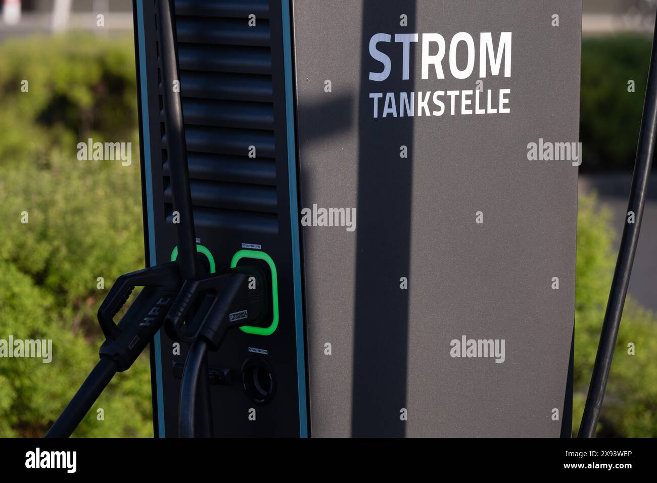 Dresda, Germania. 29 maggio 2024. Ugello carburante presso una stazione di ricarica per auto elettriche. In futuro, i conducenti di auto elettriche dovranno disporre di stazioni di ricarica più veloci nelle stazioni di rifornimento. Secondo i piani del governo tedesco, le grandi catene di stazioni di servizio in Germania saranno obbligate a costruire stazioni di ricarica rapida in futuro. Il Gabinetto federale intende avviare un corrispondente emendamento alla legge mercoledì. Crediti: Sebastian Kahnert/dpa/Alamy Live News Foto Stock