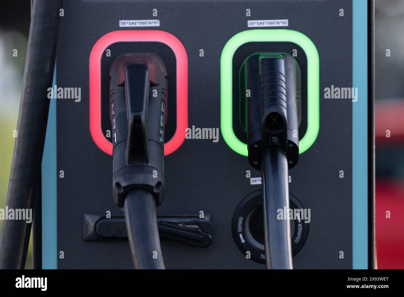 Dresda, Germania. 29 maggio 2024. Ugello carburante presso una stazione di ricarica per auto elettriche. In futuro, i conducenti di auto elettriche dovranno disporre di stazioni di ricarica più veloci nelle stazioni di rifornimento. Secondo i piani del governo tedesco, le grandi catene di stazioni di servizio in Germania saranno obbligate a costruire stazioni di ricarica rapida in futuro. Il Gabinetto federale intende avviare un corrispondente emendamento alla legge mercoledì. Crediti: Sebastian Kahnert/dpa/Alamy Live News Foto Stock