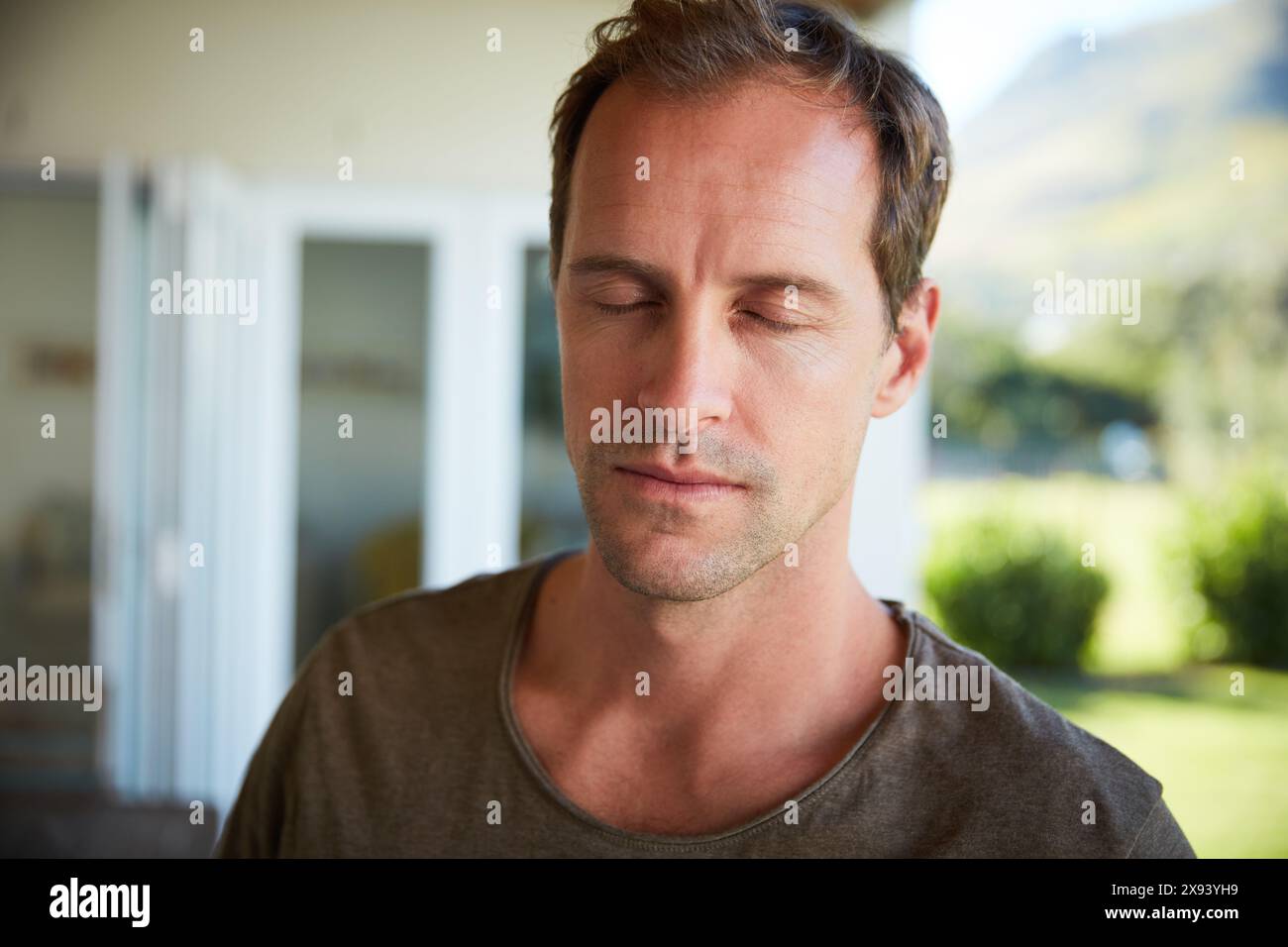 Uomo, meditazione e occhi chiusi con relax all'aperto per meditazione, benessere serio o spirituale al mattino. Yogi, calma e zen con riposare in casa Foto Stock