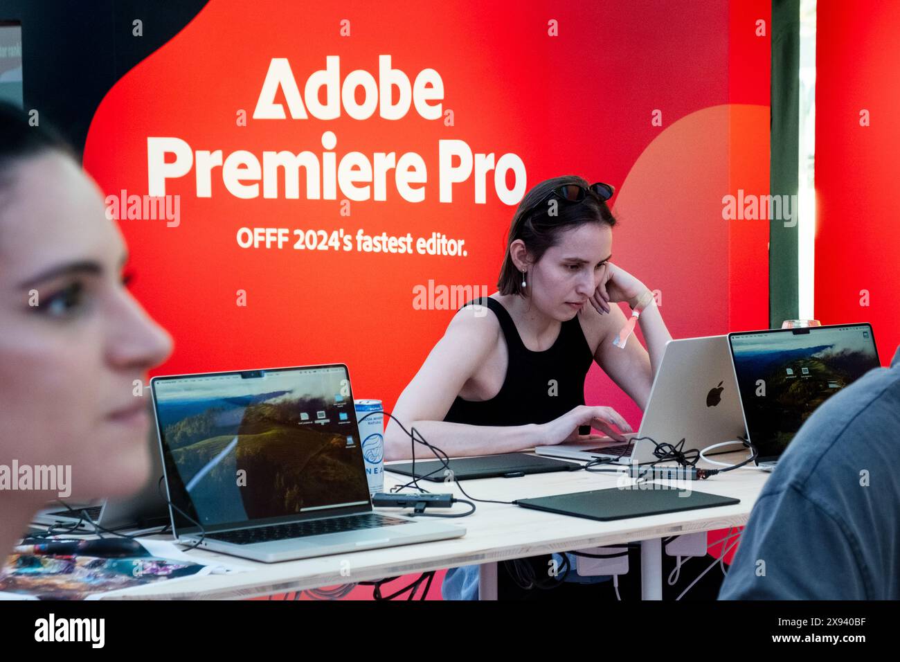 I partecipanti alla conferenza parteciperanno all'Adobe Premiere Pro editing Speed Challenge presso l'OFFF Barcelona presso il Disseny Hub Museum of Design di Barcellona, Spagna, nell'aprile 2024. Figura: Rob Watkins. INFO: La popolare conferenza annuale lanciata nel 2001 è la più grande vetrina al mondo di creatività visiva e design contemporaneo. Attrae designer, artisti, registi e fotografi da tutto il mondo e funge da piattaforma globale per lo scambio creativo e la collaborazione. Foto Stock