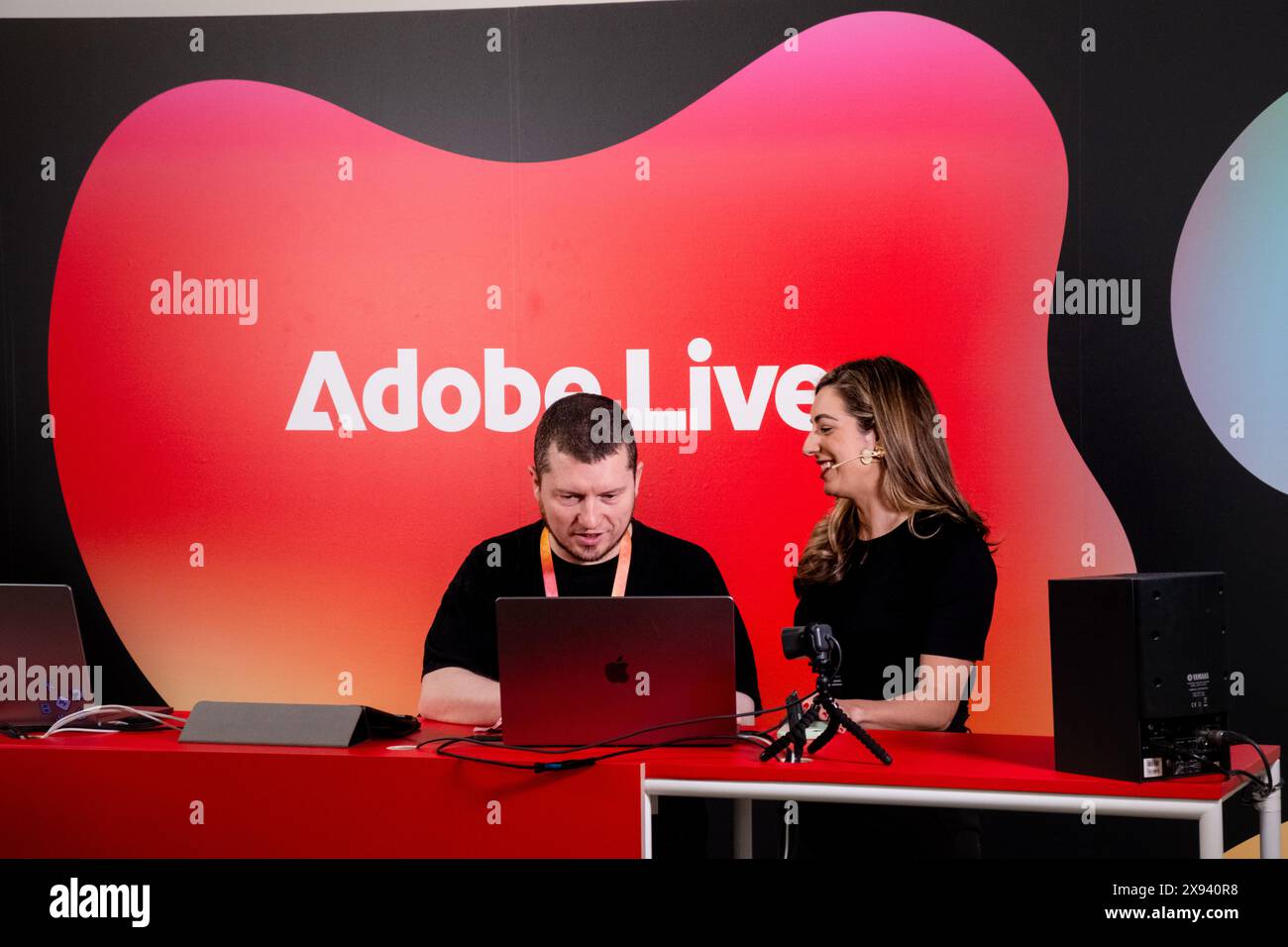 Pre-mostra la preparazione tecnica nell'Adobe Live Studio all'OFFF di Barcellona al Disseny Hub Museum of Design di Barcellona, Spagna, nell'aprile 2024. Figura: Rob Watkins. INFO: La popolare conferenza annuale lanciata nel 2001 è la più grande vetrina al mondo di creatività visiva e design contemporaneo. Attrae designer, artisti, registi e fotografi da tutto il mondo e funge da piattaforma globale per lo scambio creativo e la collaborazione. Foto Stock