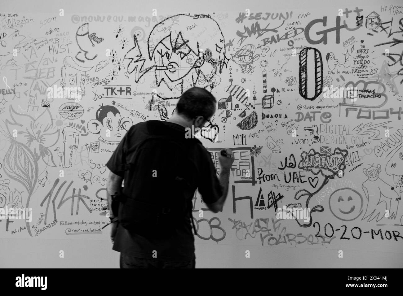 Un artista aggiunge il suo contributo al muro dei graffiti all'OFFF Barcelona al Disseny Hub Museum of Design di Barcellona, in Spagna, nell'aprile 2024. Figura: Rob Watkins. INFO: La popolare conferenza annuale lanciata nel 2001 è la più grande vetrina al mondo di creatività visiva e design contemporaneo. Attrae designer, artisti, registi e fotografi da tutto il mondo e funge da piattaforma globale per lo scambio creativo e la collaborazione. Foto Stock