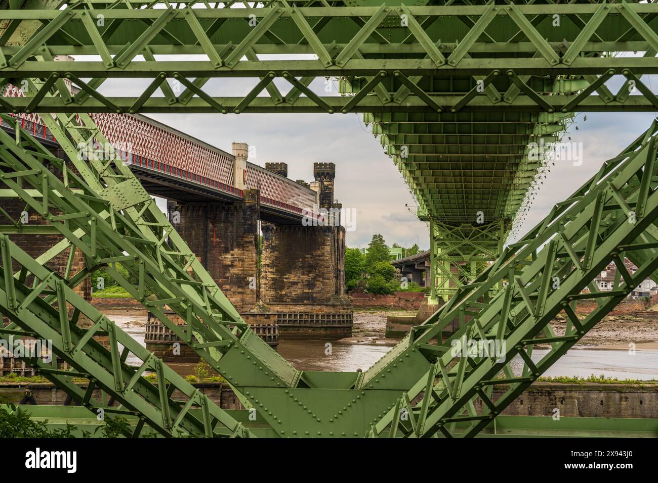 Runcorn, Chesire, Inghilterra, Regno Unito - 14 maggio 2023: Il Silver Jubilee Bridge e Ethelfleda Bridge attraversano il fiume Mersey Foto Stock