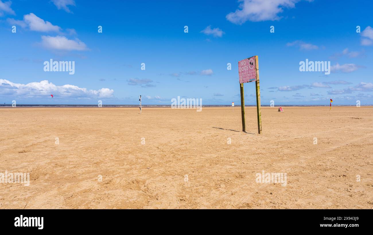 Ainsdale-on-Sea, Merseyside, Inghilterra, Regno Unito - 15 maggio 2023: Segnali di avvertimento sulla spiaggia Foto Stock